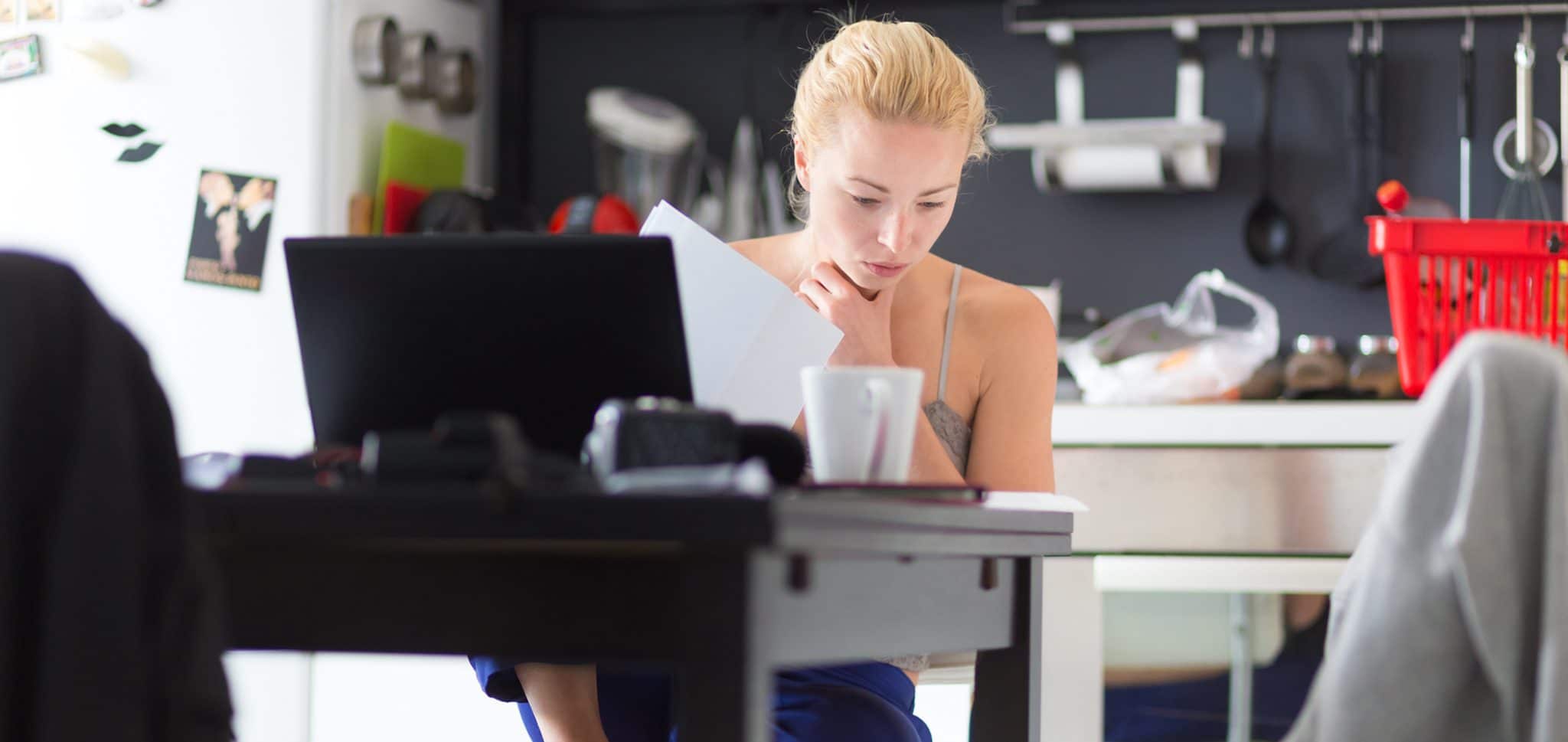 Person sitter vid en dator