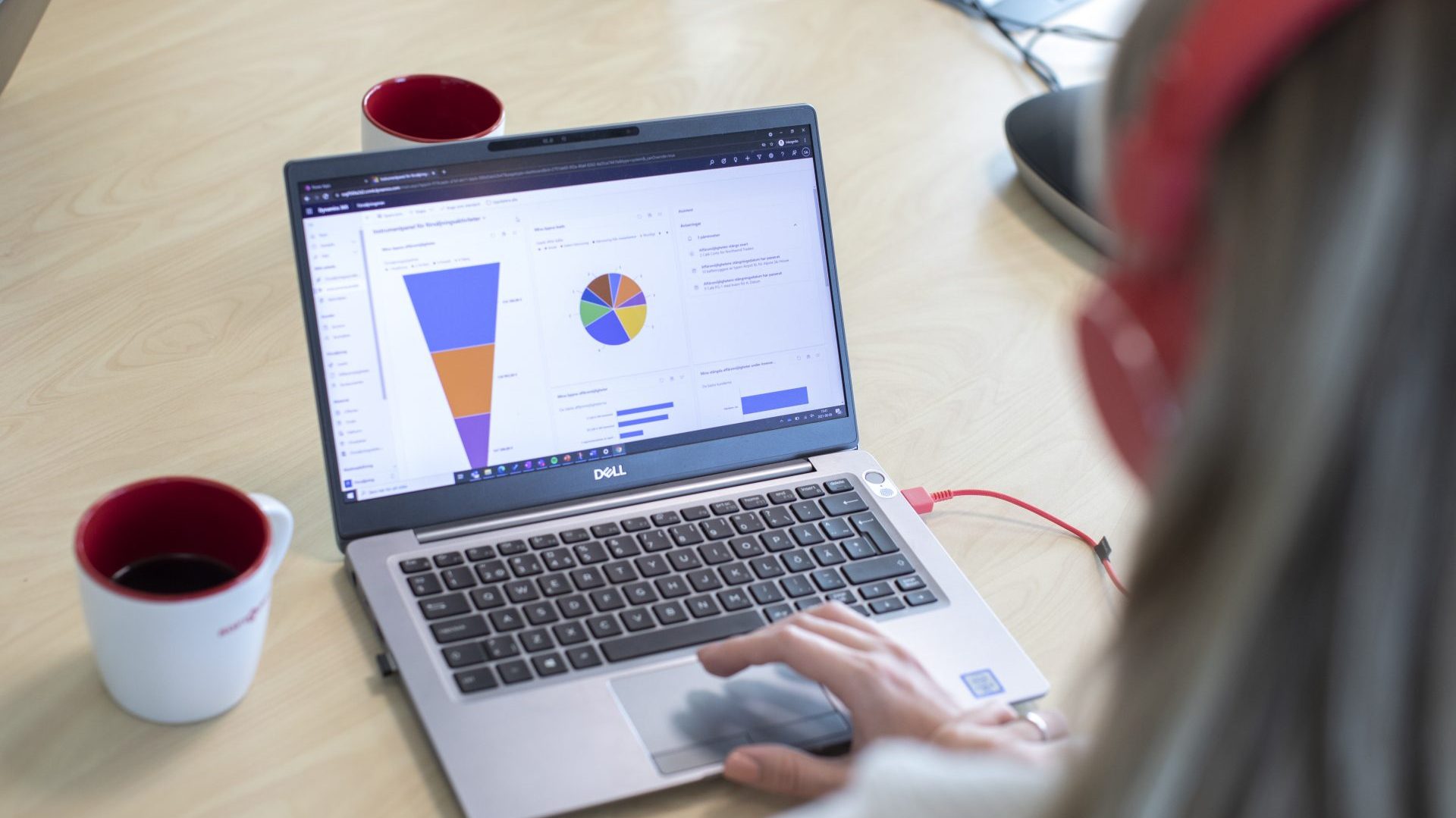 anställd arbetar på sin laptop