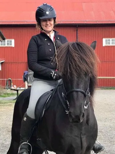 Monica Linden på häst